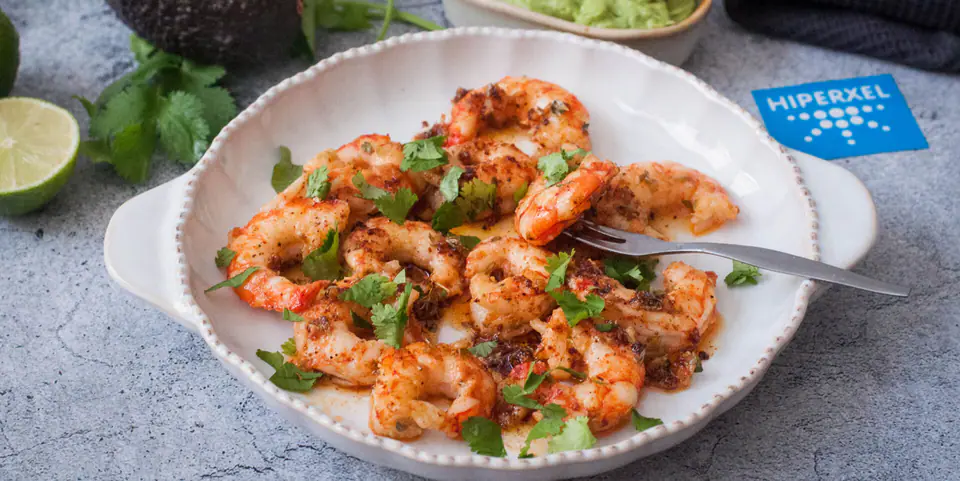 gambones-con-mantequilla-picante-y-salsa-de-aguacate-y-cilantro-2022-03-17-gambones-con-mantequilla-picante-y-salsa-de-aguacate-y-cilantro