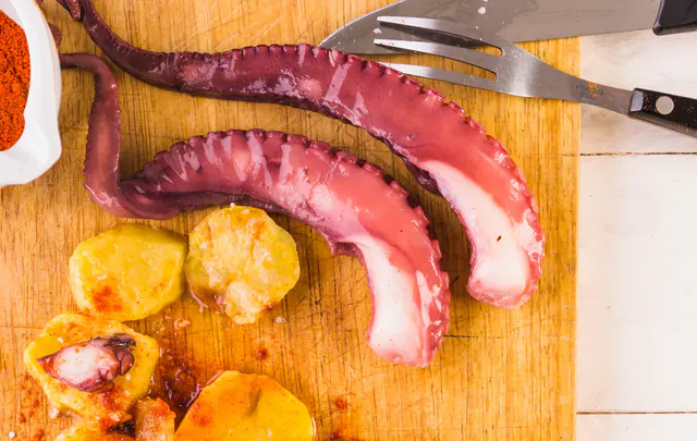 Pata de pulpo cocida con patatas