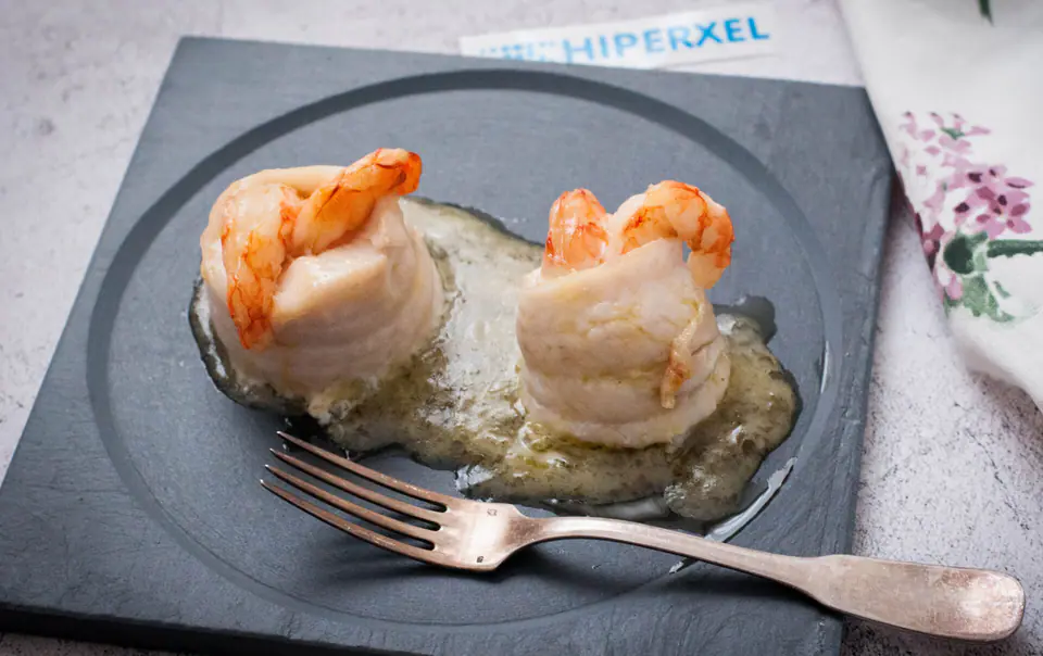 Rollitos de merluza y langostinos a la menier